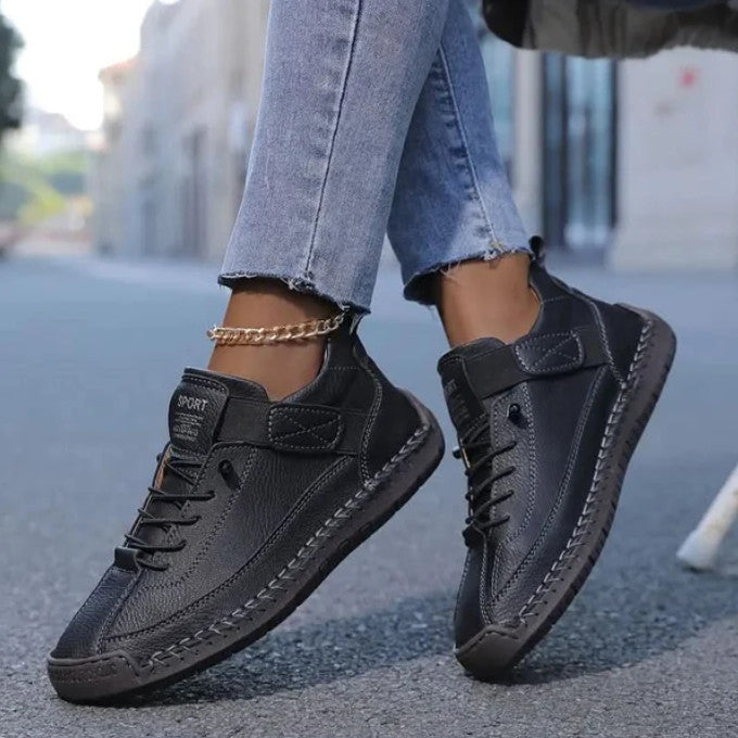 Mia Sneakers in black, worn on the street