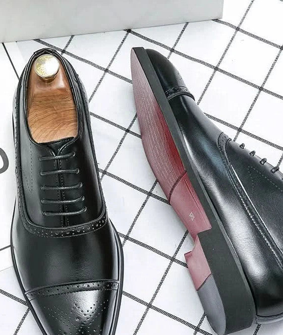 Ravello Oxford Brogues in black, top and side view